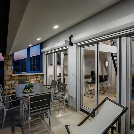 Penthouse In Old Dalmatian House - Flybridge Dom wakacyjny Hvar Town