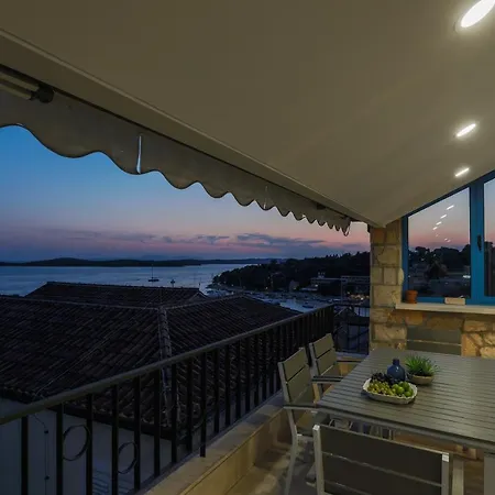 Penthouse In Old Dalmatian House - Flybridge بيت للعطل هفار