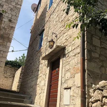 Penthouse In Old Dalmatian House - Flybridge بيت للعطل *