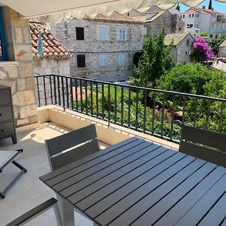 Penthouse In Old Dalmatian House - Flybridge بيت للعطل *
