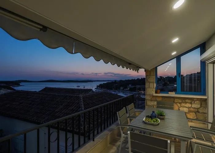 Penthouse In Old Dalmatian House - Flybridge Dom wakacyjny Hvar Town