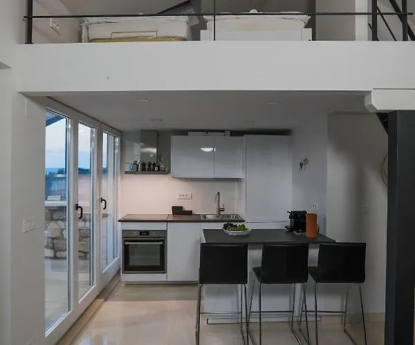 Penthouse In Old Dalmatian House - Flybridge *