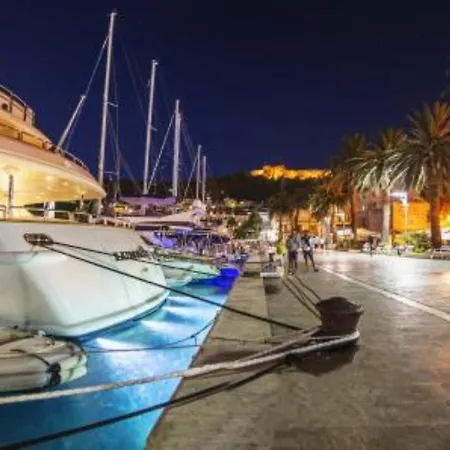 Vakantiehuis Penthouse In Old Dalmatian House - Flybridge *